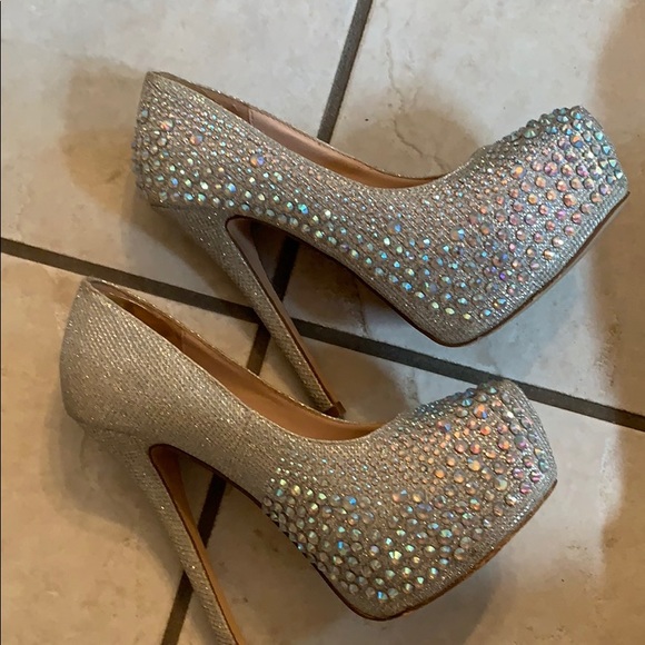 Silver size 5 heels - Picture 2 of 5
